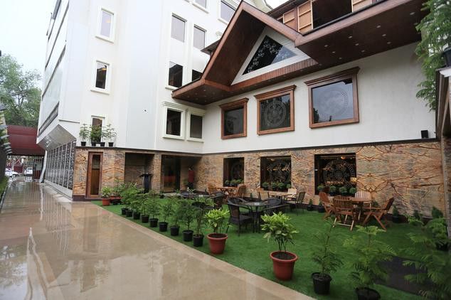 Hotel Ch2 Srīnagar Esterno foto